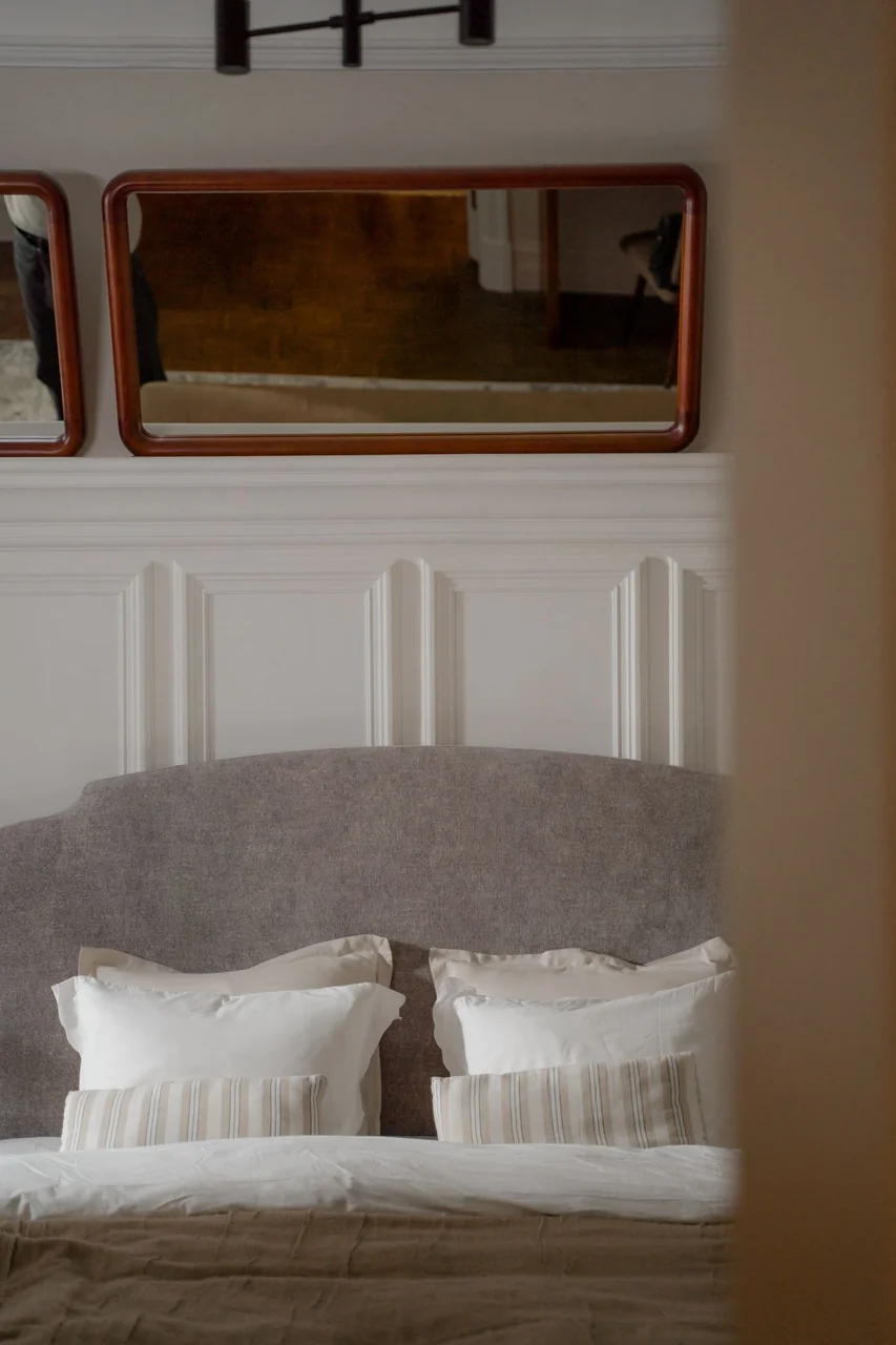 Baderom i marmor med moderne detaljer