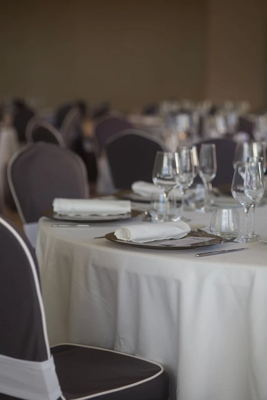 Detaljert bordoppsett for formell middag