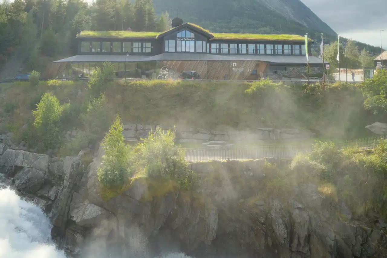 Moderne arkitektur i tåkeheimen