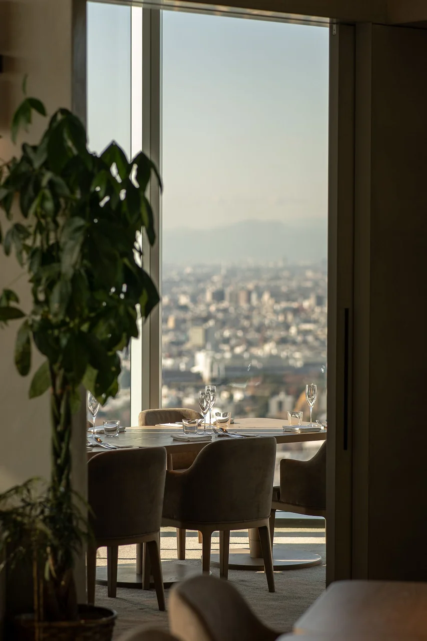 Elegant restaurantinteriør med utsikt