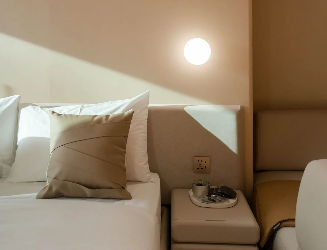 Myke tekstiler og belysning i Junior Suite