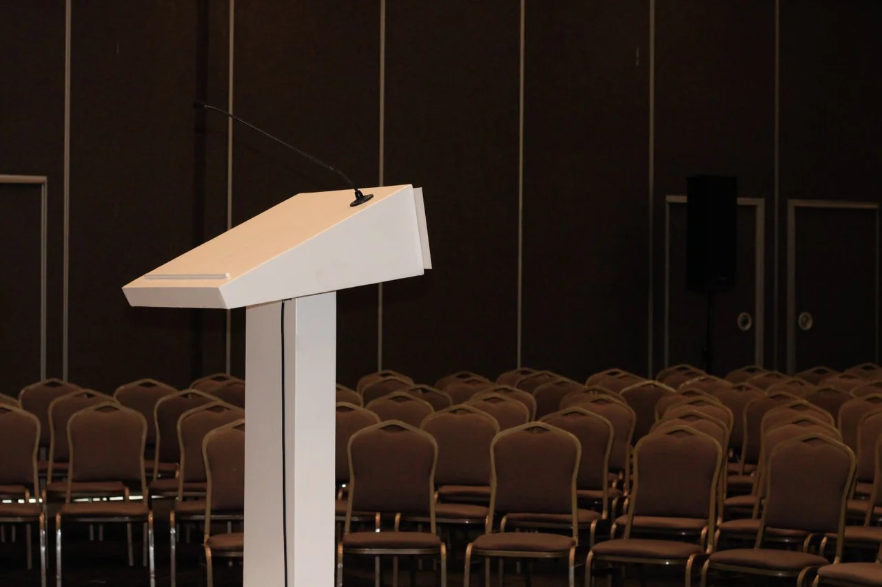 Konferanseoppsett med podium og stoler