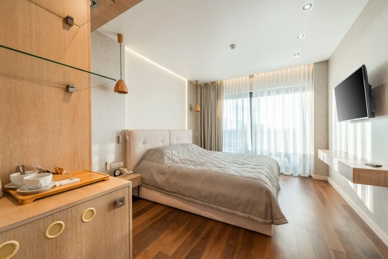 Detalj av oppredd seng i luksussuite